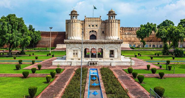 Jardins pittoresques de Shalimar à Lahore avec l'architecture moghole emblématique et des pelouses entretenues.