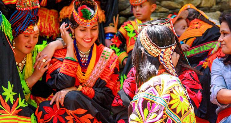 Femmes en costumes traditionnels colorés lors d'un festival culturel.