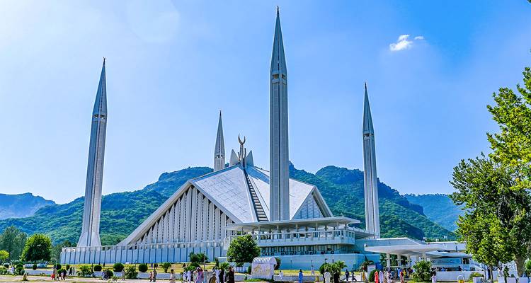 Mosquée Faisal à Islamabad avec son architecture moderne distinctive et son arrière-plan montagneux.