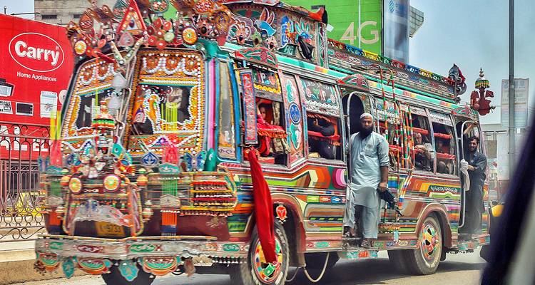 Autobus aux décorations colorées couramment vu dans les rues du Pakistan.