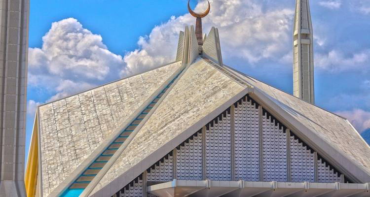 Toit d'une grande mosquée sous un ciel dégagé.