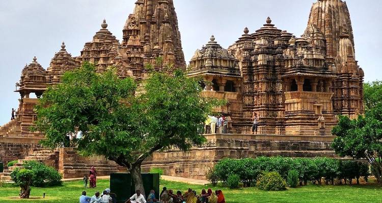 Oude tempels met gras en bomen ervoor.