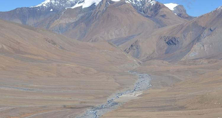 Berglandschap met een droge rivierbedding.