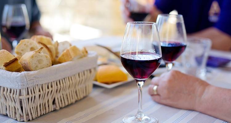 Comida y vino en un castillo francés - Contiki 2