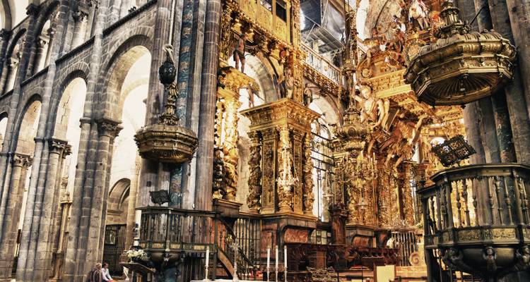 Sierlijke vergulde altaar en oprijzende stenen bogen in de Kathedraal van Santiago de Compostela.