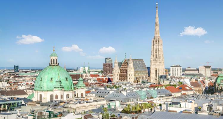 Stadtlandschaft mit bemerkenswerten historischen Gebäuden und hohen Türmen.