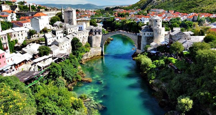 Puente histórico y edificios sobre un río