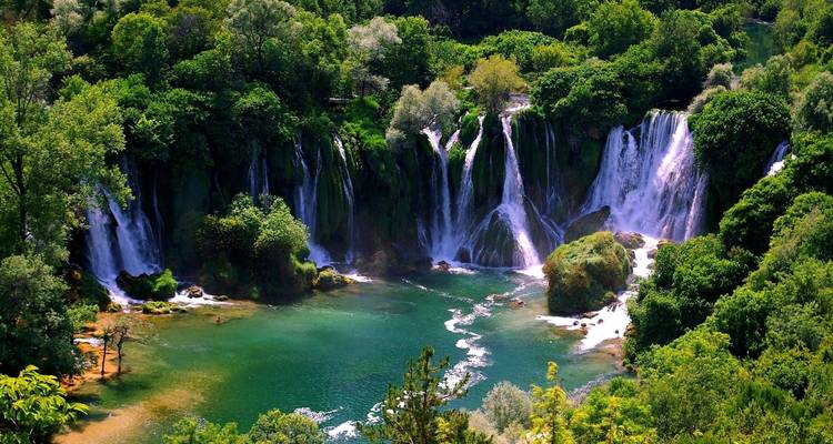 Exuberante paisaje verde con las Cascadas de Kravice