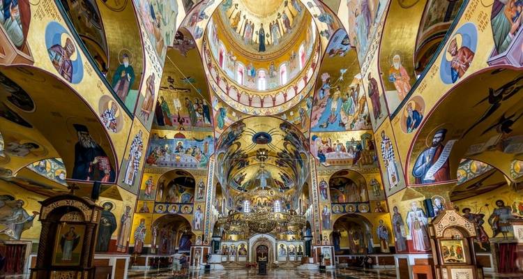 Interior ornamentado de una iglesia ricamente decorada