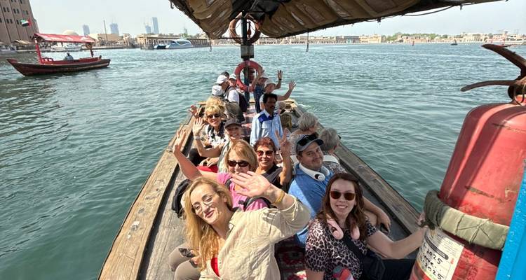 Groupe profitant d'une promenade en bateau par une journée ensoleillée.