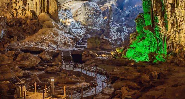 Vue intérieure d'une grotte avec des sentiers et des formations rocheuses intéressantes.