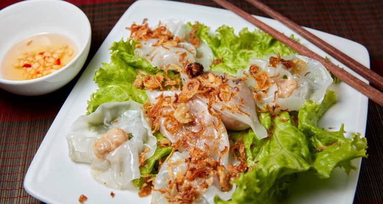 Assiette de raviolis vietnamiens avec laitue fraîche et sauce.