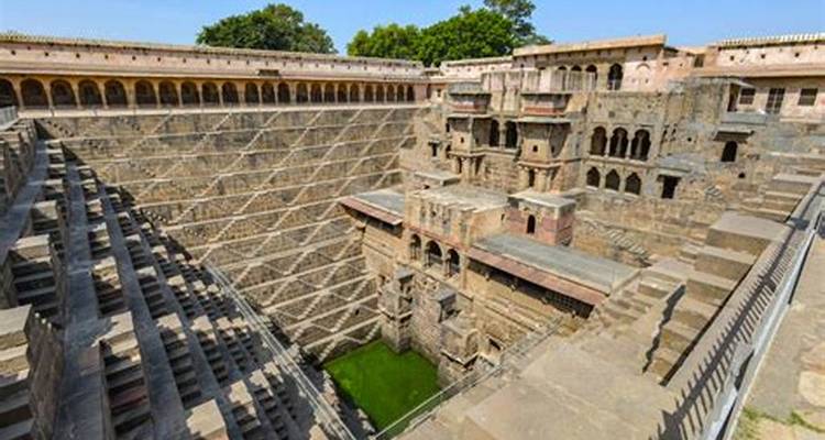 Historische trapput met symmetrische architectuur.