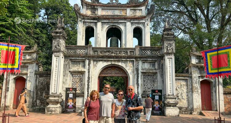Familie poseert voor een historische poort.