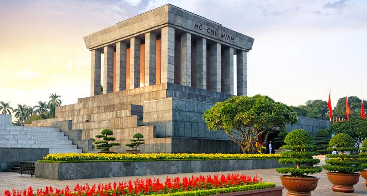 Imposant gebouw met formele tuinen.