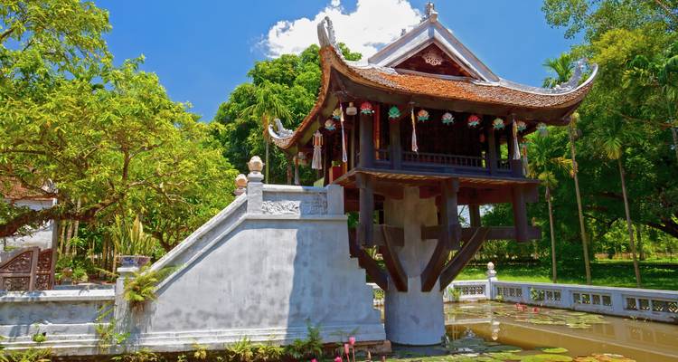 Historische pagode met een vijver eronder.