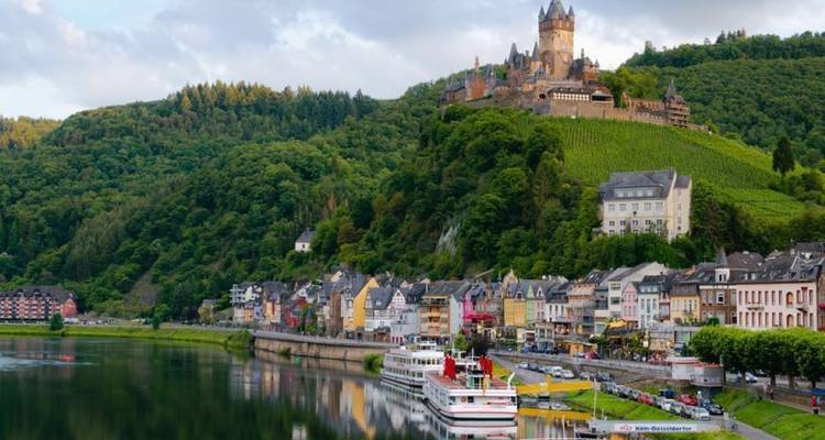 Kasteel Reichsburg gelegen op een met wijnranken bedekte heuvel boven het kleurrijke Cochem aan de rivier