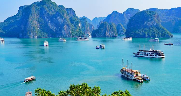Vista panorámica de la Bahía de Halong con barcos e islas de piedra caliza.