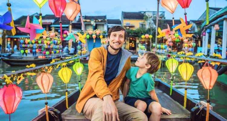 Padre e hijo disfrutando del festival de linternas en un barco.