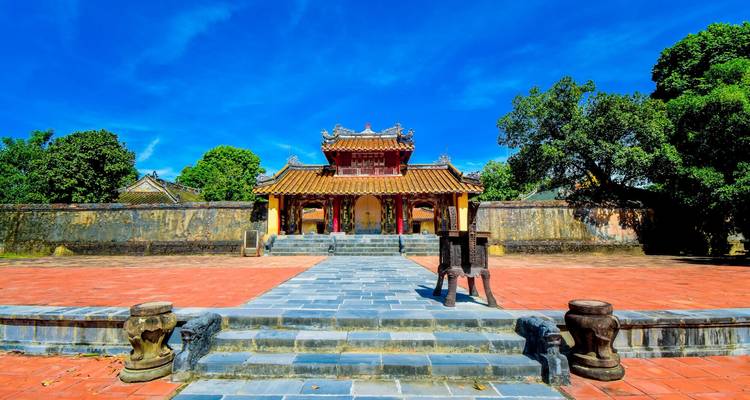 Puerta histórica en un entorno brillante y colorido.