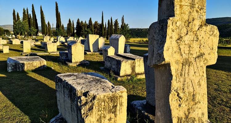 Ein Feld alter Steinstrukturen unter einem klaren blauen Himmel.