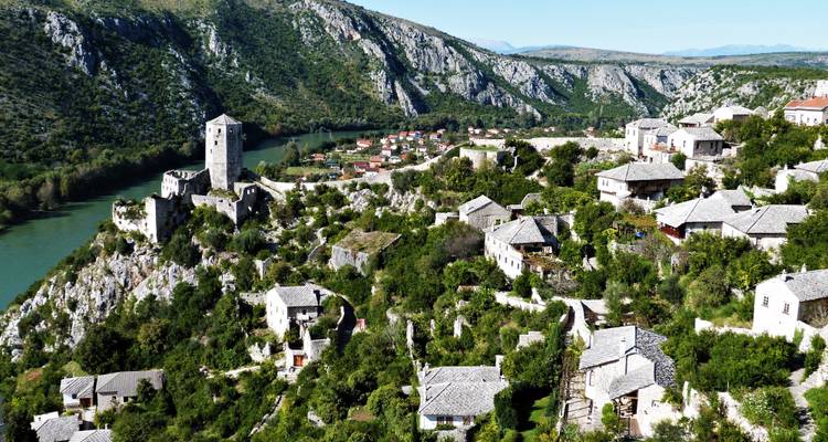 Das historische Dorf Pocitelj an einem Berghang.