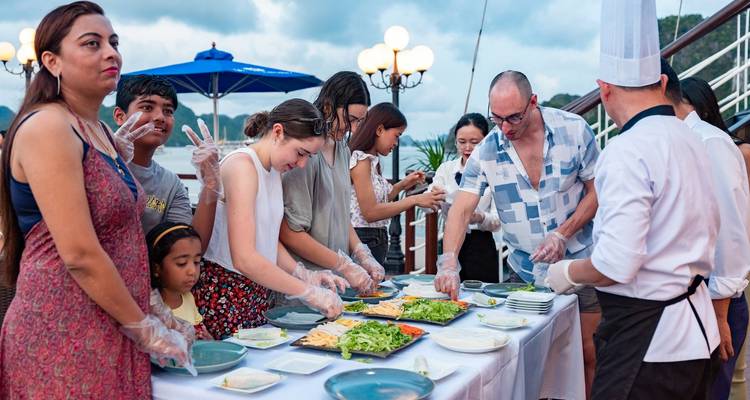 Personas participando en actividad de cocina en la cubierta de un crucero.
