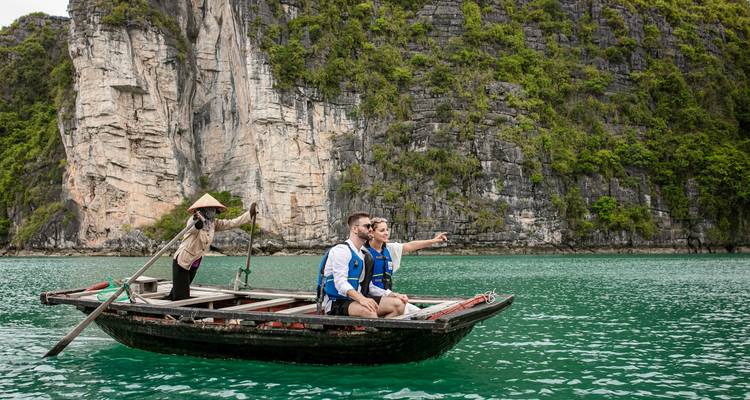 Turistas disfrutando de un paseo en barco en la Bahía de Halong.