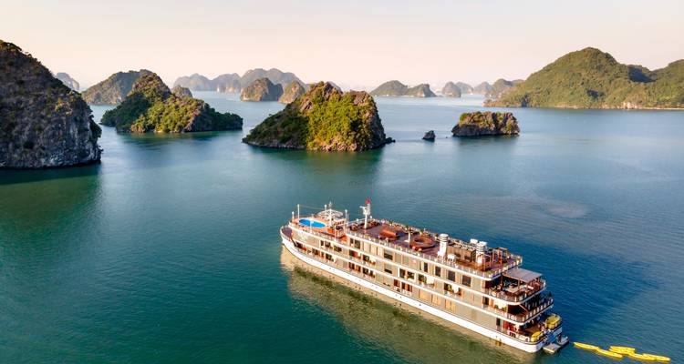 Crucero navegando en la Bahía de Halong rodeado de islas.