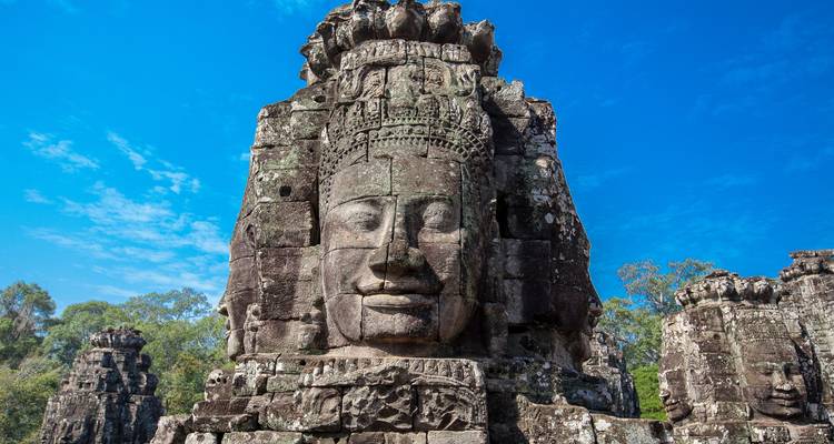 Tallados de rostros en piedra en un sitio histórico de Camboya.