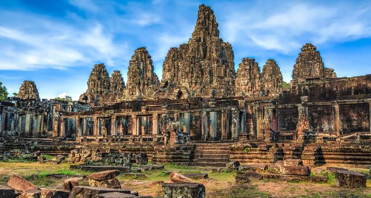 Vista panorámica de Angkor Wat con estructuras de piedra detalladas.
