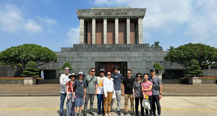 Grupo de pie frente al Mausoleo de Ho Chi Minh.