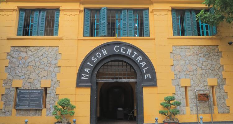 Entrada de la Maison Centrale con arquitectura distintiva.