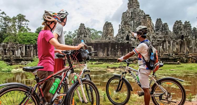 Des cyclistes explorant le complexe de temples d'Angkor.