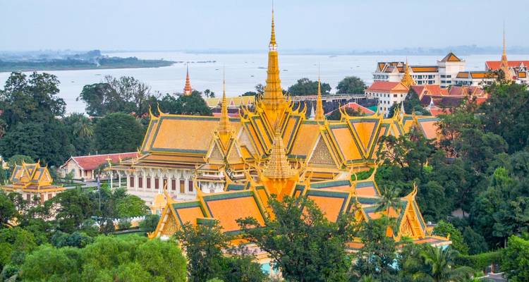 Palais Royal à Phnom Penh avec des toits dorés et des jardins luxuriants.