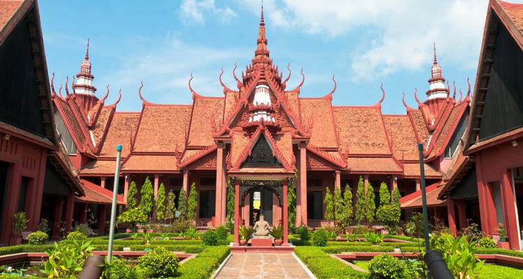 Musée national du Cambodge avec son architecture distinctive et ses jardins entretenus.