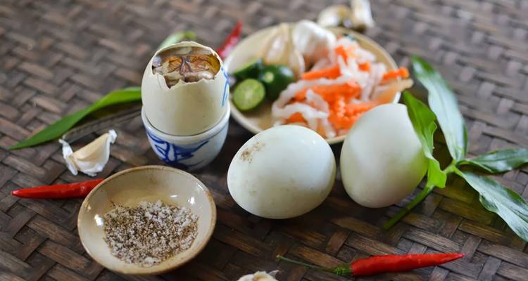 Un repas traditionnel composé de divers plats cambodgiens.