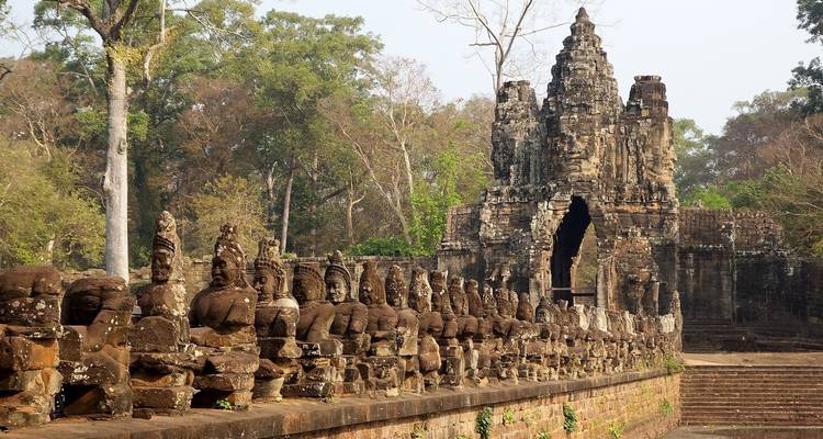 Ruines anciennes avec des sculptures et des gravures complexes.