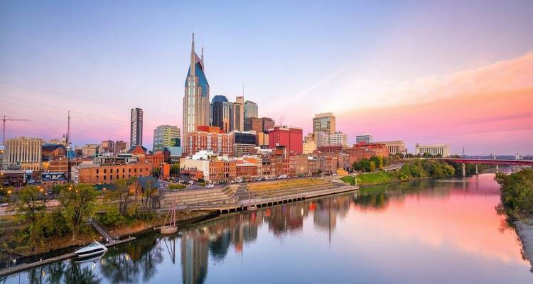 Horizon d'une ville avec de grands bâtiments se reflétant dans la rivière