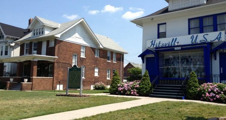 Bâtiment de musée avec l'enseigne « Hitsville, U.S.A. » et maison adjacente avec pelouse verte.