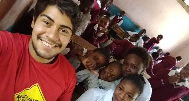 Groepsselfie in een klaslokaal.