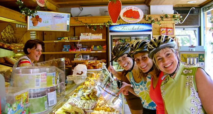 Des gens dans une boulangerie, excités par les pâtisseries.