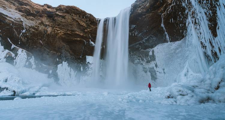 Circuito invernal en minibús de 4 días: cueva de Hielo Azul, costa sur, Círculo Dorado, Snaefellsnes y auroras boreales - Troll Expeditions 6
