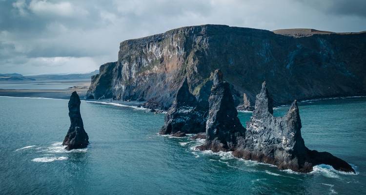 Formations rocheuses spectaculaires s'élevant au-dessus des vagues de l'océan.