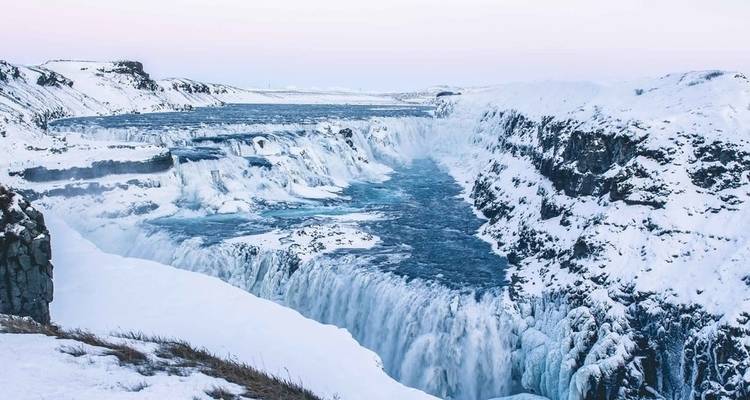 Circuito invernal en minibús de 4 días: cueva de Hielo Azul, costa sur, Círculo Dorado, Snaefellsnes y auroras boreales - Troll Expeditions 1