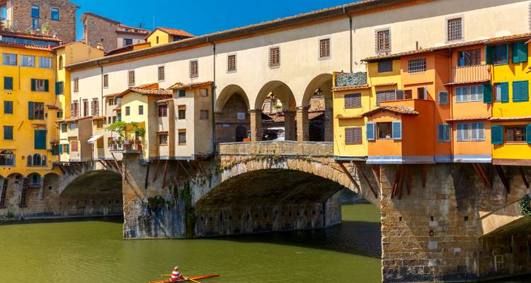 Pont du Ponte Vecchio au-dessus d'une rivière à Florence avec des bâtiments colorés.