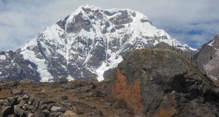 Een met sneeuw bedekt ruig berglandschap.