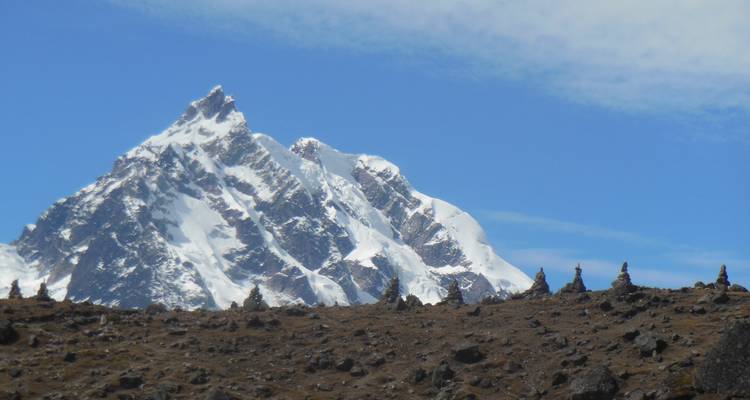 Besneeuwde bergtop onder een blauwe hemel.