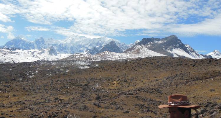 Berglandschap met een persoon met een hoed gedeeltelijk zichtbaar.