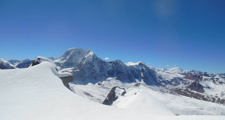 Uitgestrekt uitzicht op met sneeuw bedekte bergen en valleien.